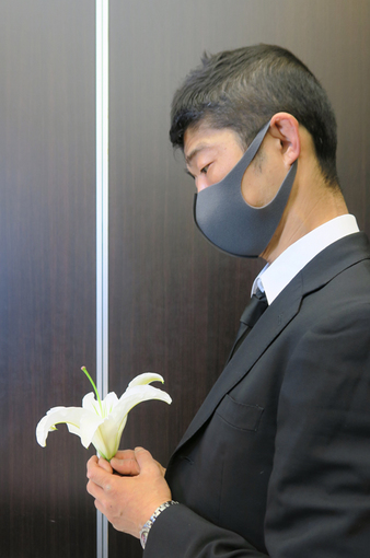 2022年4月20日(水)岩崎ナギ父の葬儀で花を手向ける・５１０.jpg